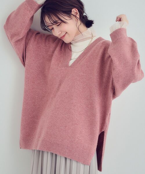 SHOO・LA・RUE(シューラルー)の「ふんわりやわらか変形Vネックニット(ニット/セーター・レディース・ライトグレー/ピンク系/ライトベージュ・01/02/03/04)」の3枚目の写真