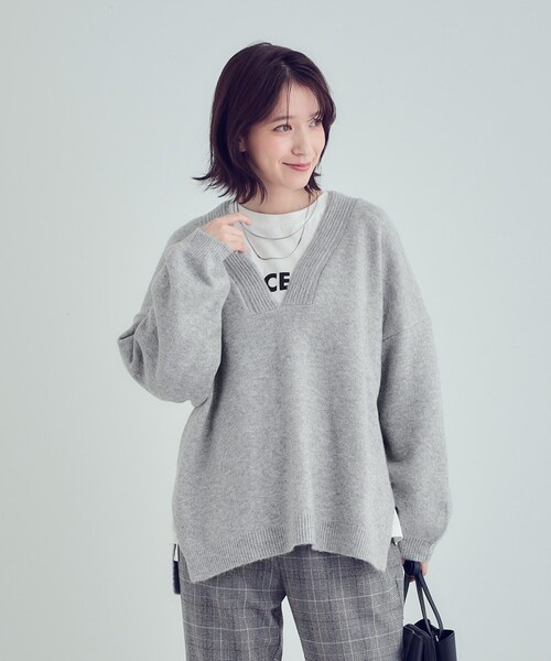 SHOO・LA・RUE(シューラルー)の「ふんわりやわらか変形Vネックニット(ニット/セーター・レディース・ライトグレー/ピンク系/ライトベージュ・01/02/03/04)」の20枚目の写真