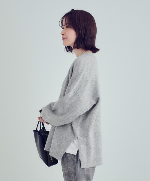 SHOO・LA・RUE(シューラルー)の「ふんわりやわらか変形Vネックニット(ニット/セーター・レディース・ライトグレー/ピンク系/ライトベージュ・01/02/03/04)」の21枚目の写真