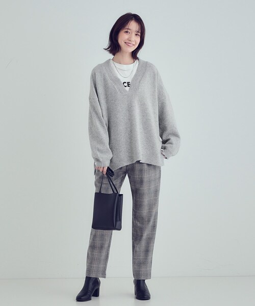 SHOO・LA・RUE(シューラルー)の「ふんわりやわらか変形Vネックニット(ニット/セーター・レディース・ライトグレー/ピンク系/ライトベージュ・01/02/03/04)」の14枚目の写真