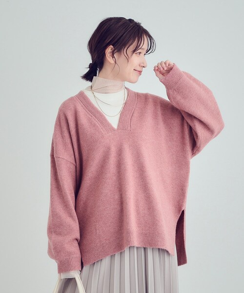 SHOO・LA・RUE(シューラルー)の「ふんわりやわらか変形Vネックニット(ニット/セーター・レディース・ライトグレー/ピンク系/ライトベージュ・01/02/03/04)」の8枚目の写真