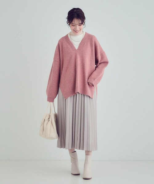 SHOO・LA・RUE(シューラルー)の「ふんわりやわらか変形Vネックニット(ニット/セーター・レディース・ライトグレー/ピンク系/ライトベージュ・01/02/03/04)」の10枚目の写真