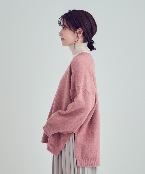 SHOO・LA・RUE(シューラルー)の「ふんわりやわらか変形Vネックニット(ニット/セーター・レディース・ライトグレー/ピンク系/ライトベージュ・01/02/03/04)」の13枚目の写真