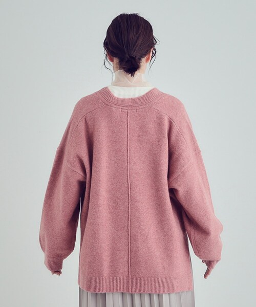 SHOO・LA・RUE(シューラルー)の「ふんわりやわらか変形Vネックニット(ニット/セーター・レディース・ライトグレー/ピンク系/ライトベージュ・01/02/03/04)」の4枚目の写真