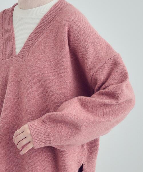 SHOO・LA・RUE(シューラルー)の「ふんわりやわらか変形Vネックニット(ニット/セーター・レディース・ライトグレー/ピンク系/ライトベージュ・01/02/03/04)」の6枚目の写真