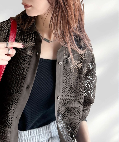 classicalelf（クラシカルエルフ）の「上品な透け感×大人カジュアル。レースオーバーサイズシャツブラウス（長袖）（シャツ/ブラウス・レディース・アイボリー/チャコール/ブラック・SMALL/X-LARGE/LARGE/MEDIUM）」の3枚目の写真