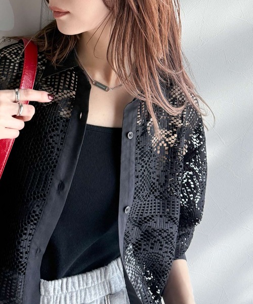 classicalelf（クラシカルエルフ）の「上品な透け感×大人カジュアル。レースオーバーサイズシャツブラウス（長袖）（シャツ/ブラウス・レディース・アイボリー/チャコール/ブラック・SMALL/X-LARGE/LARGE/MEDIUM）」の2枚目の写真