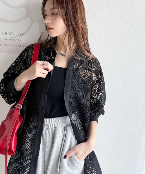 classicalelf（クラシカルエルフ）の「上品な透け感×大人カジュアル。レースオーバーサイズシャツブラウス（長袖）（シャツ/ブラウス・レディース・アイボリー/チャコール/ブラック・SMALL/X-LARGE/LARGE/MEDIUM）」の6枚目の写真