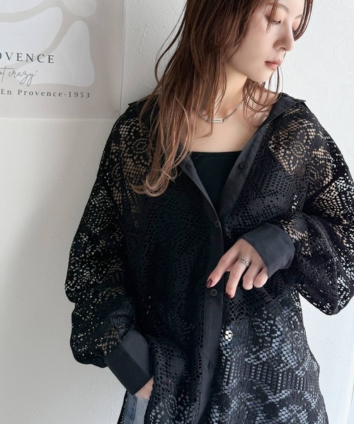 classicalelf（クラシカルエルフ）の「上品な透け感×大人カジュアル。レースオーバーサイズシャツブラウス（長袖）（シャツ/ブラウス・レディース・アイボリー/チャコール/ブラック・SMALL/X-LARGE/LARGE/MEDIUM）」の7枚目の写真