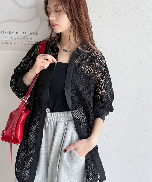 classicalelf（クラシカルエルフ）の「上品な透け感×大人カジュアル。レースオーバーサイズシャツブラウス（長袖）（シャツ/ブラウス・レディース・アイボリー/チャコール/ブラック・SMALL/X-LARGE/LARGE/MEDIUM）」の10枚目の写真