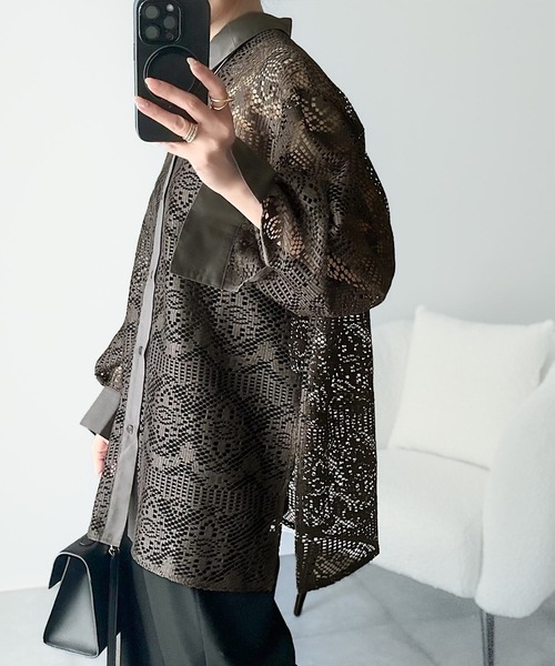 classicalelf（クラシカルエルフ）の「上品な透け感×大人カジュアル。レースオーバーサイズシャツブラウス（長袖）（シャツ/ブラウス・レディース・アイボリー/チャコール/ブラック・SMALL/X-LARGE/LARGE/MEDIUM）」の22枚目の写真