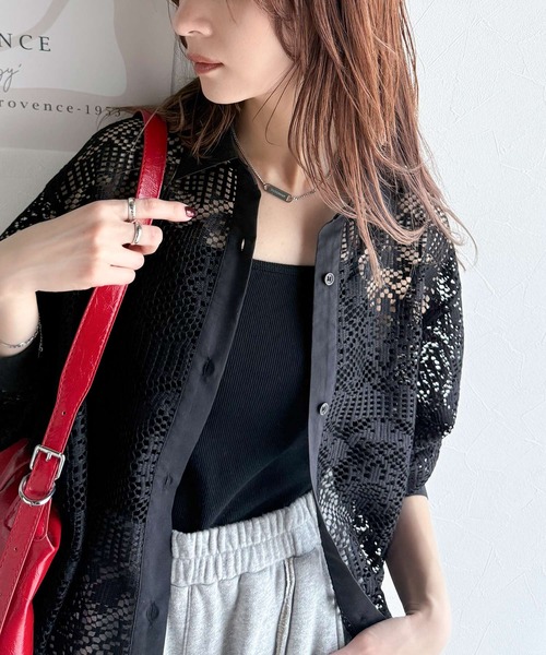 classicalelf（クラシカルエルフ）の「上品な透け感×大人カジュアル。レースオーバーサイズシャツブラウス（長袖）（シャツ/ブラウス・レディース・アイボリー/チャコール/ブラック・SMALL/X-LARGE/LARGE/MEDIUM）」の9枚目の写真