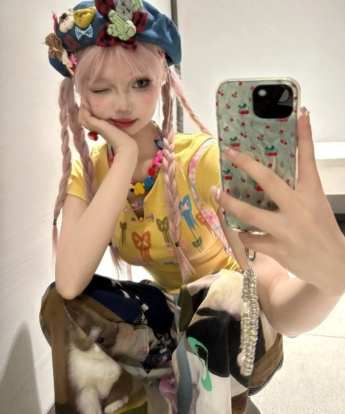DEVICE（デバイス）の「バタフライ カラフル ギャル ポップ ショート丈 韓国 ストリート Y2K 古着風 半袖 Tシャツ（Tシャツ/カットソー・レディース・イエロー・FREE）」の3枚目の写真