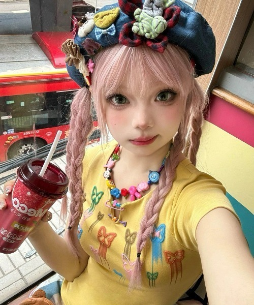 DEVICE（デバイス）の「バタフライ カラフル ギャル ポップ ショート丈 韓国 ストリート Y2K 古着風 半袖 Tシャツ（Tシャツ/カットソー・レディース・イエロー・FREE）」の5枚目の写真