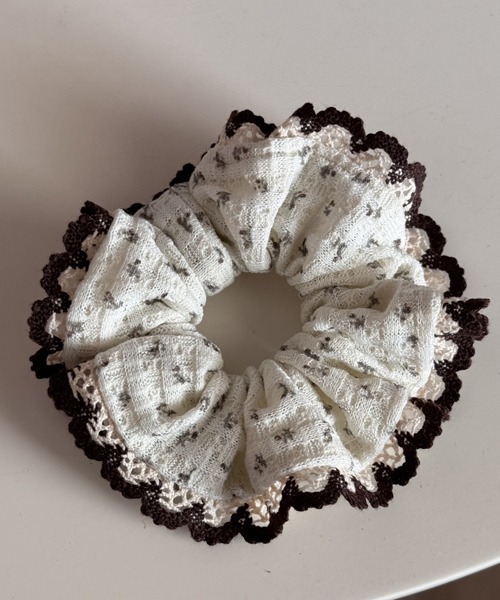 TONE SELECT GOODS（トーンセレクトグッズ）の「【urge select】小花柄 レトロ シュシュ（シュシュ・レディース・オフホワイト/ライトグレー・FREE）」の2枚目の写真