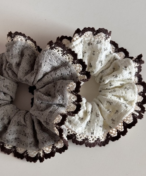 TONE SELECT GOODS（トーンセレクトグッズ）の「【urge select】小花柄 レトロ シュシュ（シュシュ・レディース・オフホワイト/ライトグレー・FREE）」の4枚目の写真