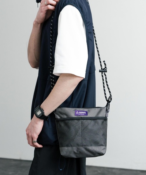 GERRY(ジェリー)の「GERRY ジェリー 撥水加工 E/Fサコッシュ ワンポイントロゴ斜め掛けショルダーバッグ(ショルダーバッグ・メンズ・ベージュ/ブラック/チャコールグレー/マルチ・FREE)」の3枚目の写真