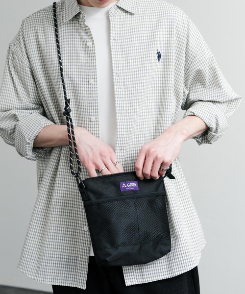 GERRY(ジェリー)の「GERRY ジェリー 撥水加工 E/Fサコッシュ ワンポイントロゴ斜め掛けショルダーバッグ(ショルダーバッグ・メンズ・ベージュ/ブラック/チャコールグレー/マルチ・FREE)」の2枚目の写真
