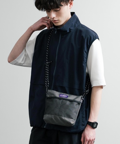 GERRY(ジェリー)の「GERRY ジェリー 撥水加工 E/Fサコッシュ ワンポイントロゴ斜め掛けショルダーバッグ(ショルダーバッグ・メンズ・ベージュ/ブラック/チャコールグレー/マルチ・FREE)」の9枚目の写真