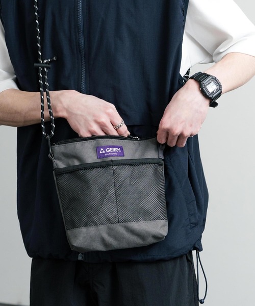 GERRY(ジェリー)の「GERRY ジェリー 撥水加工 E/Fサコッシュ ワンポイントロゴ斜め掛けショルダーバッグ(ショルダーバッグ・メンズ・ベージュ/ブラック/チャコールグレー/マルチ・FREE)」の11枚目の写真