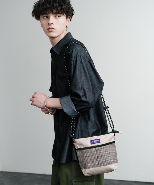 GERRY(ジェリー)の「GERRY ジェリー 撥水加工 E/Fサコッシュ ワンポイントロゴ斜め掛けショルダーバッグ(ショルダーバッグ・メンズ・ベージュ/ブラック/チャコールグレー/マルチ・FREE)」の12枚目の写真