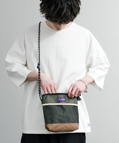 GERRY(ジェリー)の「GERRY ジェリー 撥水加工 E/Fサコッシュ ワンポイントロゴ斜め掛けショルダーバッグ(ショルダーバッグ・メンズ・ベージュ/ブラック/チャコールグレー/マルチ・FREE)」の16枚目の写真