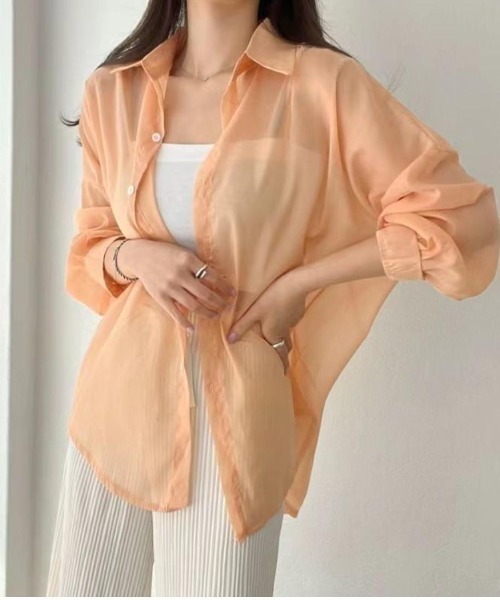 maison de LATIR(メゾンドラティール)の「ボリューム袖が華やぐ透け感シアーシャツ レイヤードも楽しめる夏服イージーケア軽やかトップス(シャツ/ブラウス・レディース・ホワイト/ブラック/グレー/パープル/オレンジ/ブルー/ライトパープル/ピンク系その他・ONESIZE)」の8枚目の写真