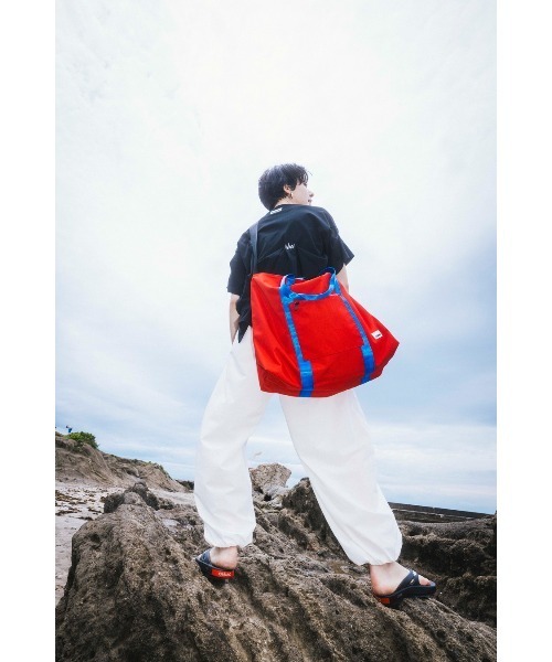 OMMO(オーエムエムオー)の「BIG MESSENGER BAG(メッセンジャーバッグ・レディース・ブラック/レッド/ブルー・FREE)」の7枚目の写真