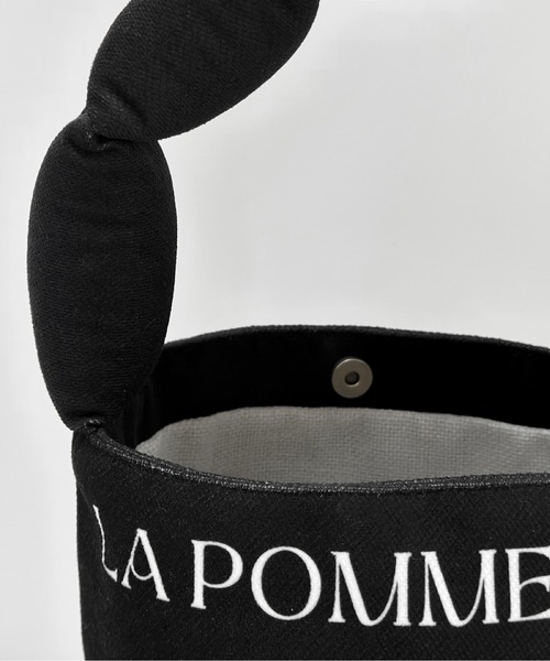 LA POMME petit(ラポミ・プチ)の「LA POMME petit Puffy Strap Bucket Bag(ハンドバッグ・レディース・ブルー/ブラック/レッド・FREE)」の7枚目の写真