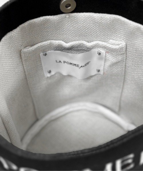 LA POMME petit(ラポミ・プチ)の「LA POMME petit Puffy Strap Bucket Bag(ハンドバッグ・レディース・ブルー/ブラック/レッド・FREE)」の4枚目の写真