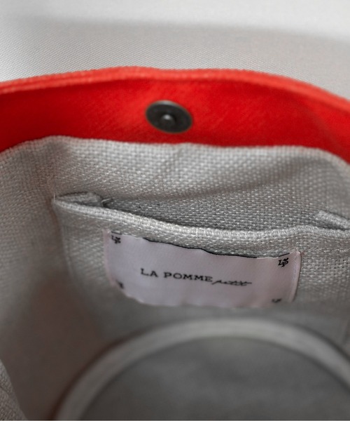 LA POMME petit(ラポミ・プチ)の「LA POMME petit Puffy Strap Bucket Bag(ハンドバッグ・レディース・ブルー/ブラック/レッド・FREE)」の5枚目の写真