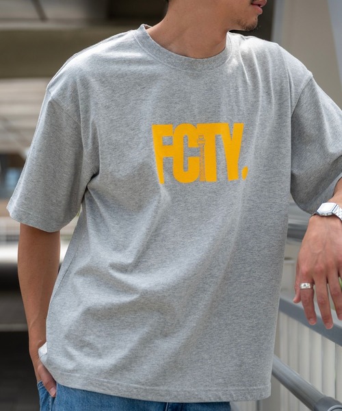 FCTY.(エフシーティーワイ)の「FCTY.グラフィックショートスリーブTEE(Tシャツ/カットソー・メンズ・グレー/ホワイト/ブルー・MEDIUM/LARGE)」の2枚目の写真