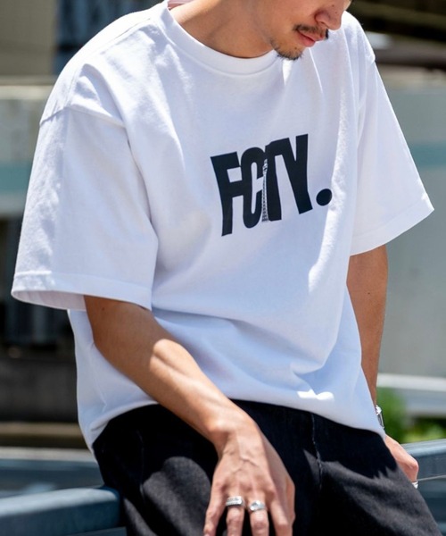FCTY.(エフシーティーワイ)の「FCTY.グラフィックショートスリーブTEE(Tシャツ/カットソー・メンズ・グレー/ホワイト/ブルー・MEDIUM/LARGE)」の1枚目の写真