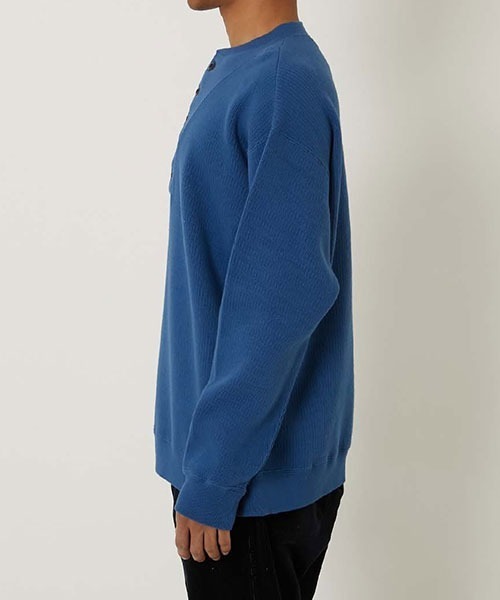 BLUE BLUE(ブルーブルー)の「ダブルフェイスリブ ミリタリー 5ボタン ヘンリーネック ロングスリーブTシャツ(Tシャツ/カットソー・メンズ・ナチュラル/ネイビー・M/L/S/XL)」の4枚目の写真