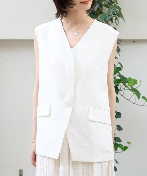 Rouge vif Anna(ルージュヴィフアンナ)の「リネン混サマーノーカラージレベスト(ベスト・レディース・ホワイト/ブラウン・フリー)」の2枚目の写真