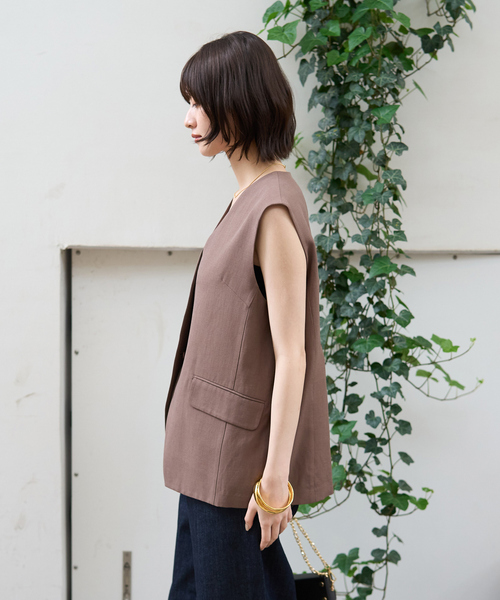 Rouge vif Anna(ルージュヴィフアンナ)の「リネン混サマーノーカラージレベスト(ベスト・レディース・ホワイト/ブラウン・フリー)」の6枚目の写真