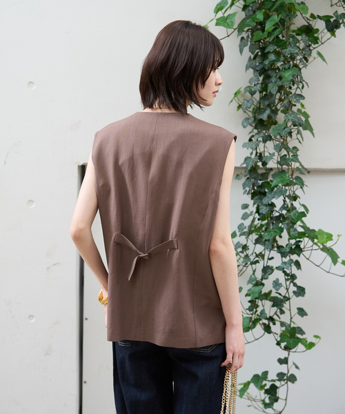 Rouge vif Anna(ルージュヴィフアンナ)の「リネン混サマーノーカラージレベスト(ベスト・レディース・ホワイト/ブラウン・フリー)」の7枚目の写真