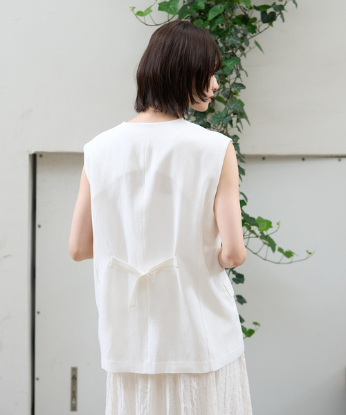 Rouge vif Anna(ルージュヴィフアンナ)の「リネン混サマーノーカラージレベスト(ベスト・レディース・ホワイト/ブラウン・フリー)」の11枚目の写真