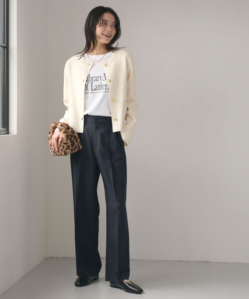 green label relaxing(グリーンレーベルリラクシング)の「フォルム ゴールドカラーボタン ニット カーディガン ウォッシャブル(カーディガン/ボレロ・レディース・オフホワイト/レッド/ネイビー・FREE)」の8枚目の写真