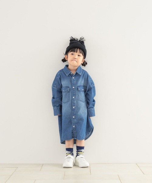 LOWRYS FARM（ローリーズファーム）の「デニムシャツワンピース　 573276（ワンピース・キッズ・ワンウォッシュ/ブルー・110cm/120cm/130cm/140cm/150cm）」の2枚目の写真