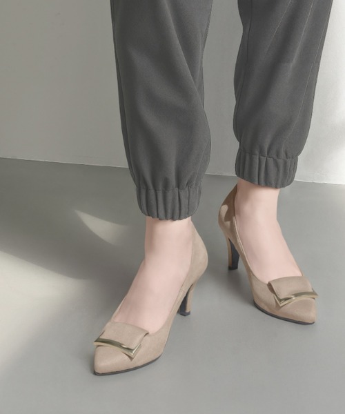 MAMIAN（マミアン）の「アーモンドトゥ リボンバックル パンプス (7.0cmヒール)（パンプス・レディース・ネイビー/ベージュ/ブラック/チャコールグレー/グレイッシュベージュ/ブラック系その他・24.5cm/24.0cm/23.5cm/23.0cm/22.5cm/22.0cm）」の4枚目の写真