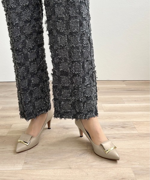 MAMIAN（マミアン）の「アーモンドトゥ リボンバックル パンプス (7.0cmヒール)（パンプス・レディース・ネイビー/ベージュ/ブラック/チャコールグレー/グレイッシュベージュ/ブラック系その他・24.5cm/24.0cm/23.5cm/23.0cm/22.5cm/22.0cm）」の5枚目の写真