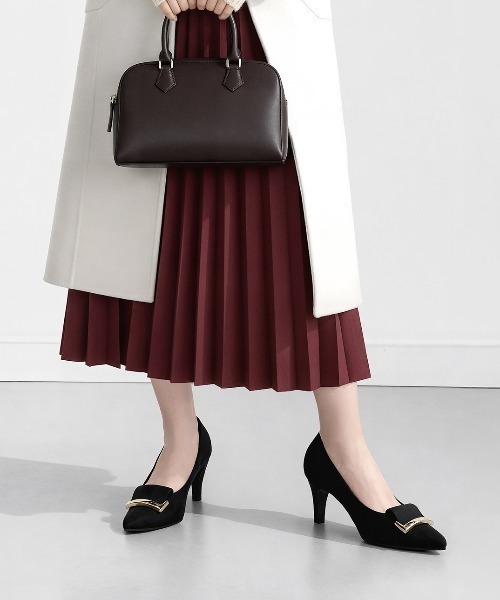 MAMIAN（マミアン）の「アーモンドトゥ リボンバックル パンプス (7.0cmヒール)（パンプス・レディース・ネイビー/ベージュ/ブラック/チャコールグレー/グレイッシュベージュ/ブラック系その他・24.5cm/24.0cm/23.5cm/23.0cm/22.5cm/22.0cm）」の2枚目の写真