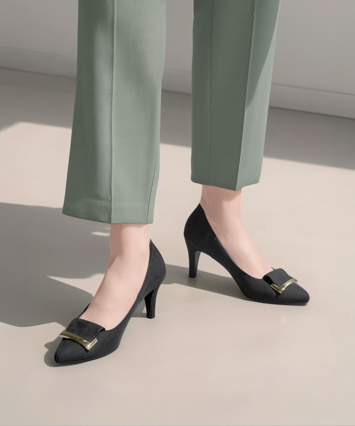 MAMIAN（マミアン）の「アーモンドトゥ リボンバックル パンプス (7.0cmヒール)（パンプス・レディース・ネイビー/ベージュ/ブラック/チャコールグレー/グレイッシュベージュ/ブラック系その他・24.5cm/24.0cm/23.5cm/23.0cm/22.5cm/22.0cm）」の14枚目の写真