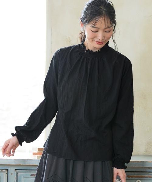 SMILE LAND(スマイルランド)の「<大きいサイズ>シャーリングスタンドカラー裾ラウンドブラウス(シャツ/ブラウス・レディース・杢グレー/ブラック・5L~6L/3L~4L/L~LL)」の2枚目の写真