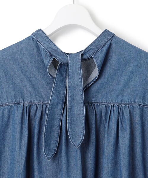 23区(ニジュウサンク)の「【SLOW/一部店舗限定】ライトオンス デニム バックリボン ブラウス(シャツ/ブラウス・レディース・ネイビー系/ダルブルー系・32)」の6枚目の写真
