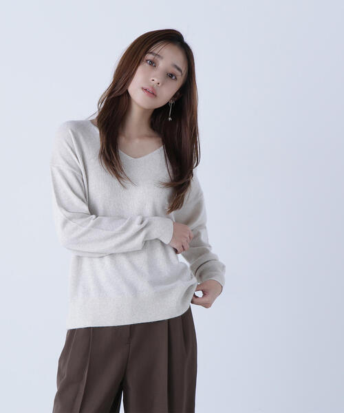 NATURAL BEAUTY BASIC(ナチュラルビューティーベーシック)の「◇FOX混ジェントリーシリーズ Vネックニット(ニット/セーター・レディース・オフホワイト/ダークブルー/ラベンダー/チャコールグレー・FREE)」の2枚目の写真