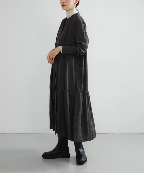 URBAN RESEARCH（アーバンリサーチ）の「ギャザーティアードワンピース（ワンピース・レディース・ブラック/チャコールグレー・FREE）」の6枚目の写真