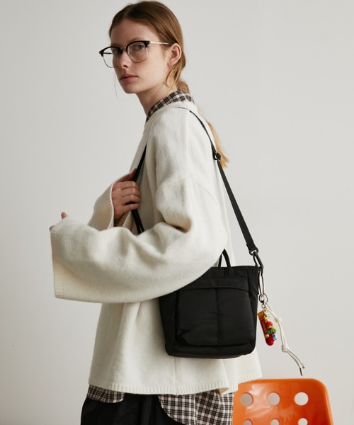 Auntie Rosa Holiday（アンティローザホリデー）の「ミニヘルメットバッグ / ショルダーバッグ（ハンドバッグ・レディース・ブラック/アイボリー・FREE）」の5枚目の写真