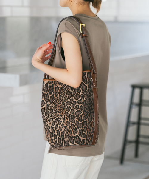 Spick & Span(スピックアンドスパン)の「《WEB限定追加2》A VACATION/ア ヴァケーション MARCHE BROWN LEO(ショルダーバッグ・レディース・ブラウン・FREE)」の3枚目の写真